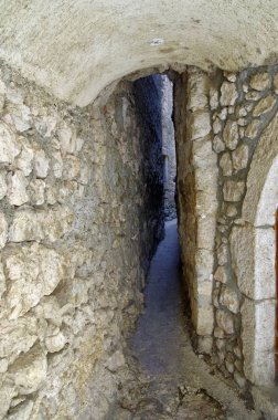 Süper dar sokak içinde Merkezi, tarihi Vrbnik Krk Adası üzerinde 30 Nisan 2017. Hırvatistan