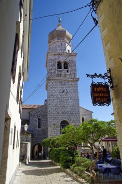 Vrbnik, Hırvatistan - 30 Nisan 2017 ana kilisenin içinde Merkezi, tarihi Baska Krk Adası üzerinde 30 Nisan 2017. Hırvatistan