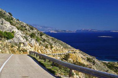 Stara Baska, yolun Oprna Körfezi manzaralı, Krk Island, Hırvatistan için önde gelen Manzaralı yoldan