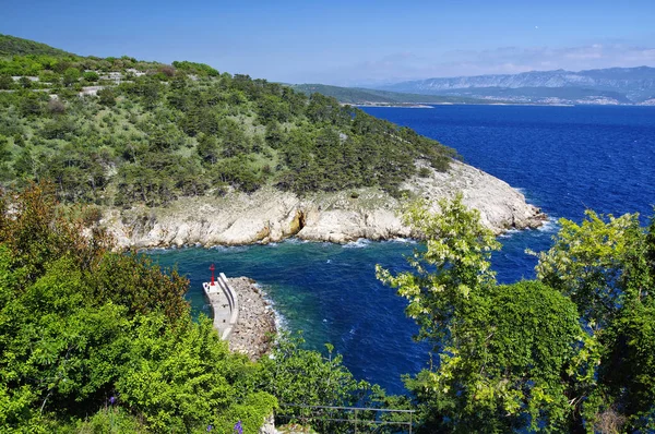 Küste in der Nachbarschaft des historischen Vrbnik auf der Insel Krk in Kroatien — Stockfoto