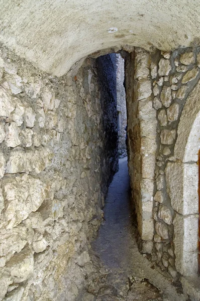 Rua super estreita no centro de Vrbnik Histórico na Ilha Krk em 30 de abril de 2017. Croácia — Fotografia de Stock