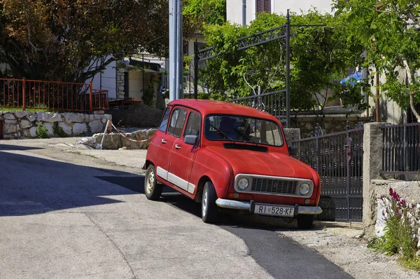 Vrbnik, Croatia - April, 30, 2017 Small oldtimer in center of Historic Vrbnik on Krk Island on April 30, 2017. Croatia — Stock Photo, Image