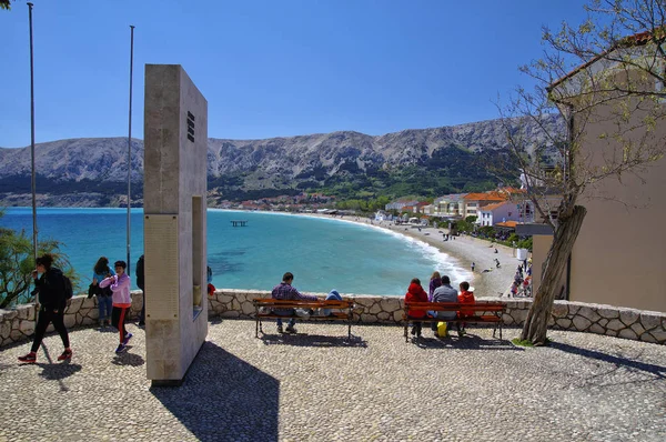 Baska, Croácia - 30 de abril de 2017 Pessoas sentadas em bancos na cidade de Baska, na Ilha Krk, em 30 de abril de 2017. Croácia — Fotografia de Stock