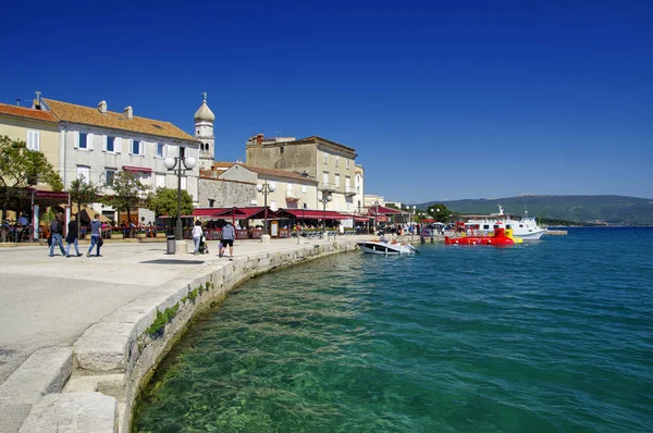 Baška, Chorvatsko - 30 duben 2017 lidí, kteří jdou na promenádě ve městě Baška na ostrově Krk 30 dubna 2017. Chorvatsko — Stock fotografie