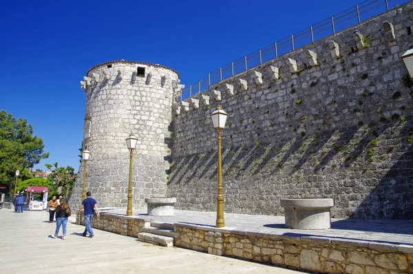 Baska, kroatien - 30. april 2017 spaziergänger auf der promenade in baska stadt auf der insel krk am 30. april 2017. kroatien — Stockfoto