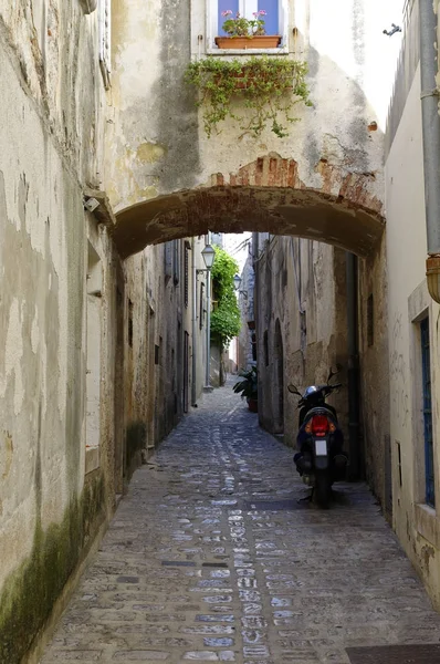 Calle desierta en el centro de la Baska Histórica en la Isla Krk el 30 de abril de 2017. Croacia — Foto de Stock