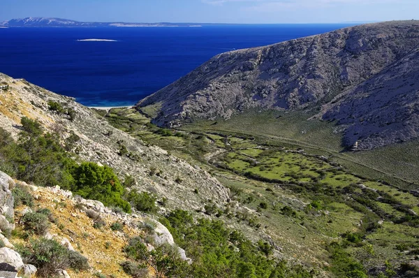 Stara Baska plajda, olarak da bilinen Oprna beach, Krk Island, Hırvatistan için havadan görünümü