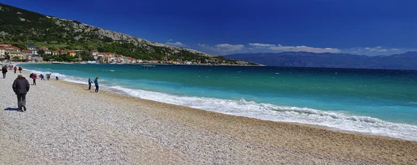 Baska, Hırvatistan, 30 Nisan 2017: İnsanlar Laguna beach Krk Adası tarihi Baska şehirde üzerinde 30 Nisan 2017 üzerinde tutun. Hırvatistan — Stok fotoğraf