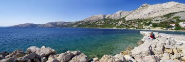 Baska, Hırvatistan, 30 Nisan 2017: İnsanlar Laguna beach Krk Adası tarihi Baska şehirde üzerinde 30 Nisan 2017 üzerinde tutun. Hırvatistan