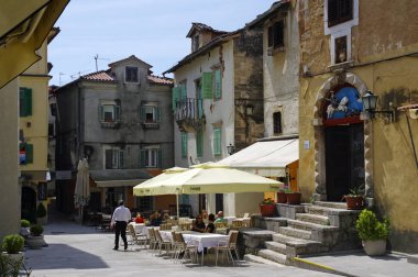 Lovran, Hırvatistan, 01 Mayıs 2017: insanlar içme kahve tarihi merkezi Lovran içinde 1 Mayıs 2017 Lovran Kvarner Bay, Hırvatistan'ın Batı kıyısında yer almaktadır