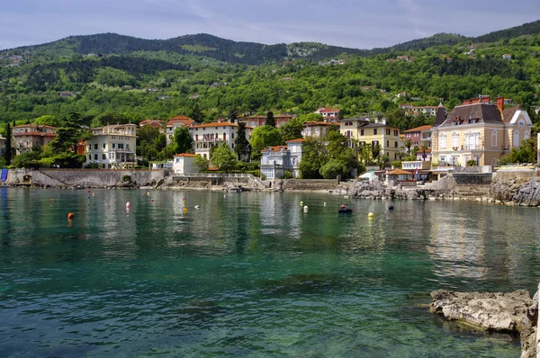 A paisagem do litoral construído pela antiga cidade histórica de Lovran, Lovran está situado na costa ocidental da Baía de Kvarner, Croácia — Fotografia de Stock