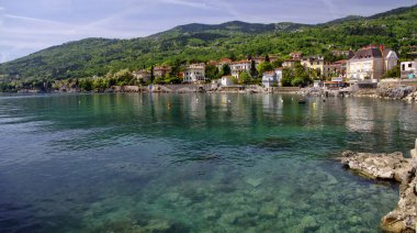 Eski tarihi şehir, Lovran tarafından 1 Mayıs 2017 üzerinde Lovran inşa kıyı şeridi manzara Kvarner Bay, Hırvatistan'ın Batı kıyısında yer alan