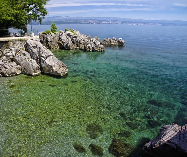 Die Landschaft der Küste, die von der alten historischen Stadt Lovran am 1. Mai 2017 erbaut wurde, Lovran liegt an der Westküste der Kvarner Bucht, Kroatien — Stockfoto