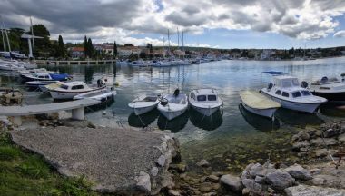 Malinska, Hırvatistan, 02 Mayıs 2017: Malinska Hırvatistan ve bir önemli turistik şehir Island Krk kuzeybatı kesiminde bir yerleşim yeridir. 