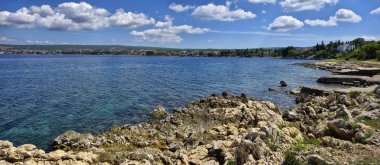 Glavotok Manastırı çevreleyen içinde Adriyatik sahil şeridi. Island Krk, Hırvatistan