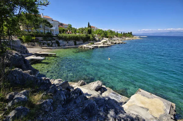 Skalnaté pobřeží Jadranu v Porat vesnici. Ostrov Krk, Chorvatsko — Stock fotografie