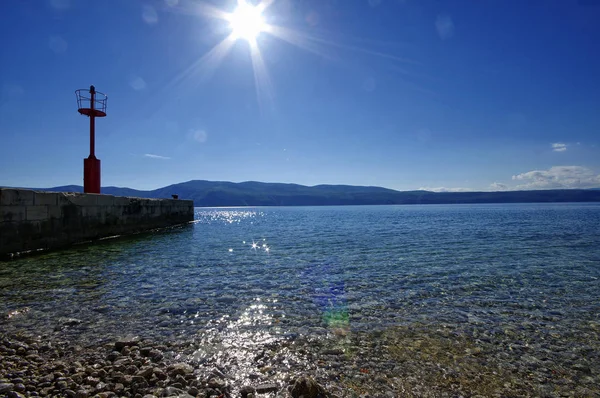 Dalmátském pobřeží Jaderského moře v okolí Glavotok kláštera. Ostrov Krk, Chorvatsko — Stock fotografie