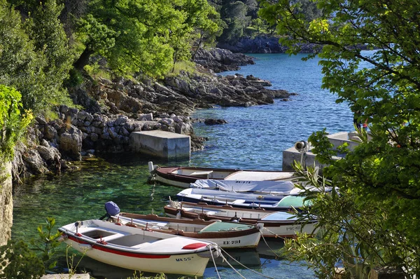 Glavotok, Kroatien, 2. Mai 2017: die kleinen Boote in der Umgebung des Klosters glavotok am 2. Mai 2017. die Insel krk, Kroatien — Stockfoto