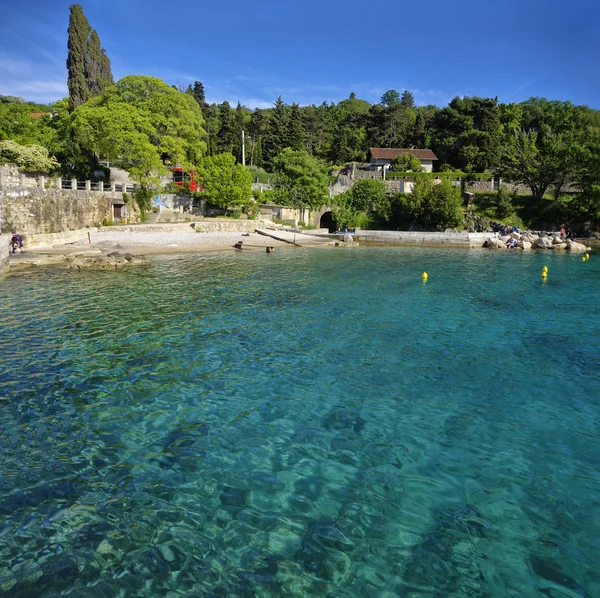 GLAVOTOK, CROAZIA, 02 MAGGIO 2017: La gente riposa sulla costa rocciosa adriatica nei dintorni del monastero di Glavotok il 2 maggio 2017. L'isola di Krk, Croazia — Foto Stock