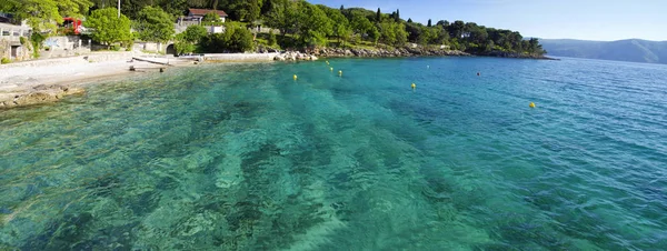 GLAVOTOK, CROÁCIA, 02 de maio de 2017: As pessoas descansam na costa rochosa do Adriático, em torno do mosteiro de Glavotok, em 2 de maio de 2017. A ilha de Krk, Croácia — Fotografia de Stock