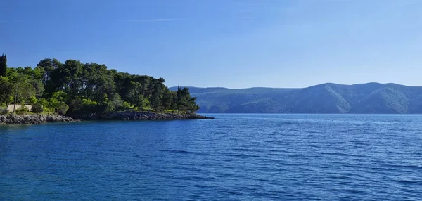 İçinde Glavotok Manastırı çevreleyen kayalık Adriyatik sahil şeridi. Island Krk, Hırvatistan — Stok fotoğraf