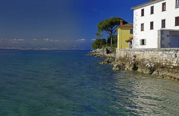 Glavotok klášter na okraji Jaderského pobřeží. Ostrov Krk, Chorvatsko — Stock fotografie