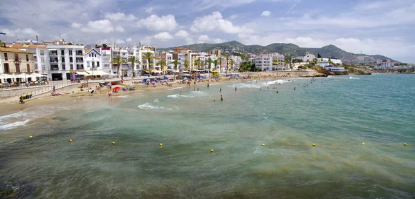 Miasto Sitges w Hiszpanii, plaży Platja Sant Sebastia na Morzu Śródziemnym — Zdjęcie stockowe