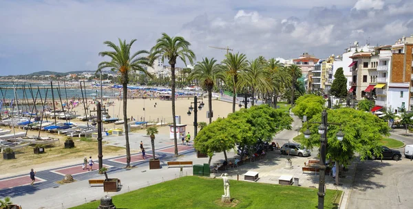 Miasto Sitges w Hiszpanii, plaży Platja Sant Sebastia na Morzu Śródziemnym — Zdjęcie stockowe