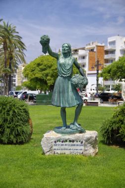 Sitges, İspanya - 27 Haziran 2017: Üzüm, Sitges, İspanya ile bir kadın heykeli