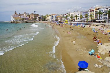 Sitges, İspanya - 27 Haziran 2017: Platja Sant Sıvas kumsalda Akdeniz'de Sitges şehir üzerinde 27 Haziran 2017