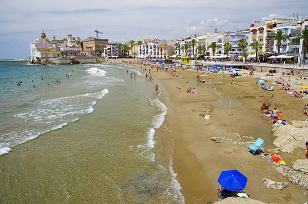 Sitges, Hiszpania - 27 czerwca 2017: Plaży Platja Sant Sebastia na Morzu Śródziemnym w mieście Sitges, na 27 czerwca 2017 r. — Zdjęcie stockowe