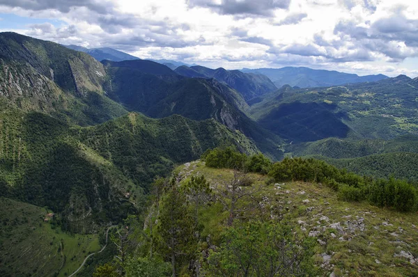 Bewölkte Landschaft von mirador de gresolet. Pyrenäen, Katalonien, Spanien — Stockfoto