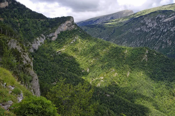 Zielony krajobraz z Mirador de Gresolet. Pireneje, Katalonia, Hiszpania — Zdjęcie stockowe