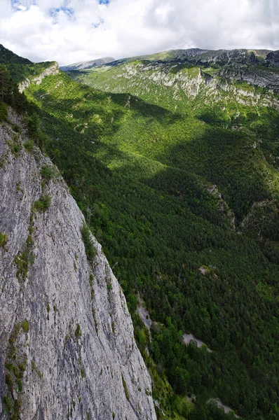 Paesaggio verde e roccioso da Mirador de Gresolet. Pirenei, Catalogna, Spagna — Foto Stock