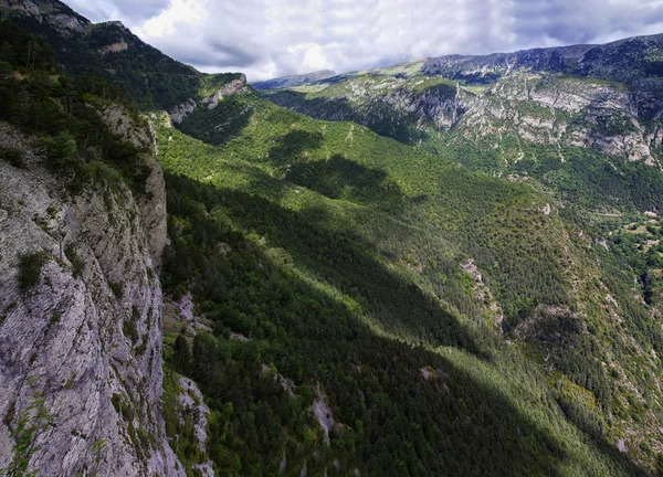 Zielony i skalista krajobraz z Mirador de Gresolet. Pireneje, Katalonia, Hiszpania — Zdjęcie stockowe