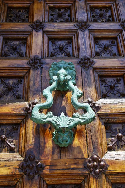 Mooie Knocker op de deur van een oud gebouw in Sitges, Spanje — Stockfoto