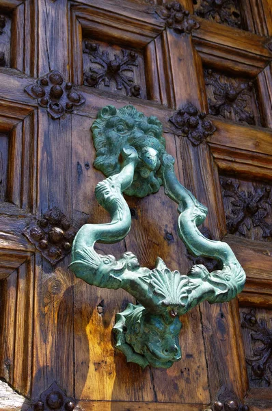 Mooie Knocker op de deur van een oud gebouw in Sitges, Spanje — Stockfoto