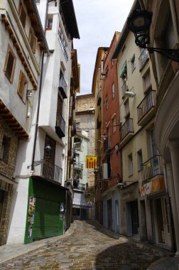 Berga, İspanya - 28 Haziran 2017 - Katalanca kasaba, Berga 2017 yılında seçimleri sırasında. Çoğu binalar seçim duyuruları ile kordonlarla