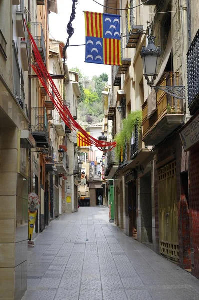 Berga, Spanje - 28 juni, 2017 - de Catalaanse stad Berga tijdens de verkiezingen in 2017. De meeste gebouwen zijn versierd met verkiezing aankondigingen — Stockfoto