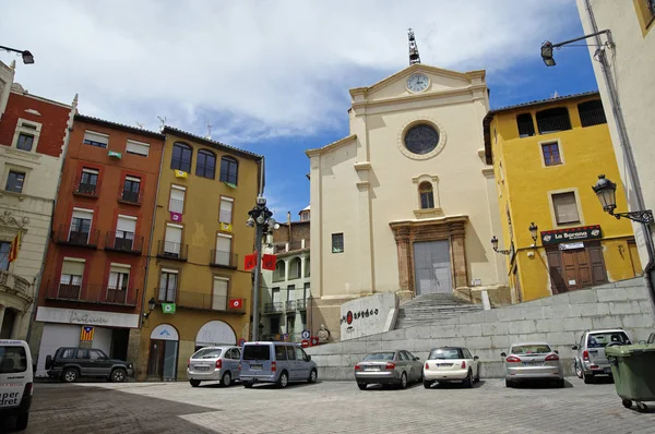 BERGA, ESPAÑA - 28 DE JUNIO DE 2017 - La ciudad catalana de Berga durante las elecciones de 2017. La mayoría de los edificios están adornados con anuncios electorales —  Fotos de Stock