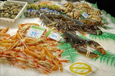 Barcelona Boqueria market üzerinde deniz ürünleri 