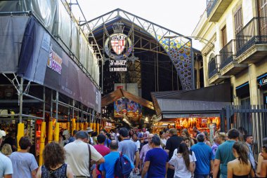 Barcelona, İspanya - 29 Haziran 2017: İnsanlar Dükkanı Barselona Pazar Mercat de Sant Josep de la Boqueria, büyük bir ortak Pazar ve La Rambla Caddesi girişi ile bir turist dönüm noktası