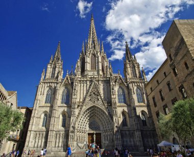 Barcelona, İspanya - 29 Haziran 2017: ünlü katedral Gotik Semti güneşli bir gün boyunca yer alır.