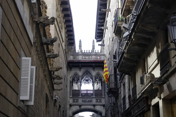 Barcellona, Spagna, ponte medievale in via Carrer del Bisbe, Barri Gotic — Foto Stock