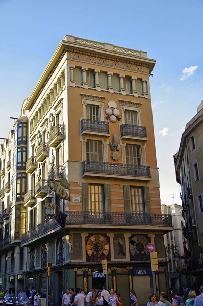 Barcelona, Spanje - 29 juni, 2017: Een kleurrijke huurkazerne huis in La Rambla street, centrum van Barcelona, Spanje — Stockfoto