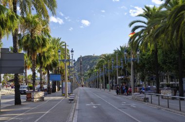 Barcelona, İspanya - 29 Haziran 2017: otobüs kıyı sokak, Barcelona, Katalonya, İspanya için bekleyenler