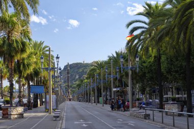 Barcelona, İspanya - 29 Haziran 2017: otobüs kıyı sokak, Barcelona, Katalonya, İspanya için bekleyenler