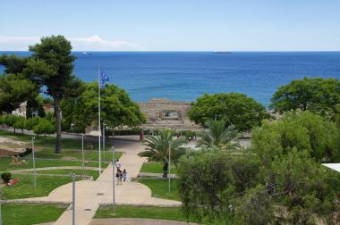 Tarragona, İspanya - 30 Haziran 2017: İnsanların dinlenme bahçesinde hemen üstünde Roman Amphitheater Tarragona, Catalonia, İspanya