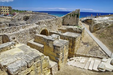 Tarragona, İspanya - 30 Haziran 2017: Roman Amphitheater Tarragona, Catalonia, İspanya için yürüyüş insanlar