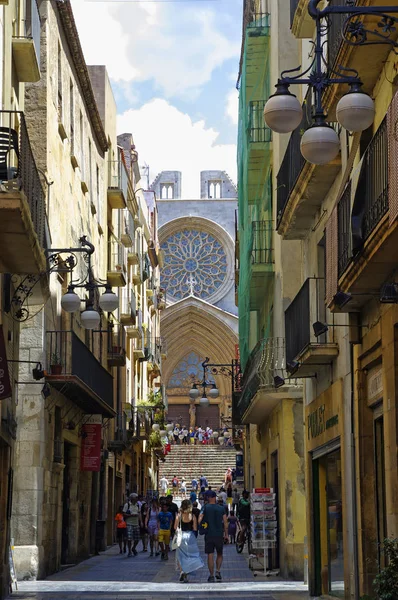 TARRAGONA, ESPANHA - JUNHO 30, 2017: As pessoas estão andando pela rua que leva à Catedral de Tarragona em 30 de junho - 2017, Catalunha, Espanha — Fotografia de Stock